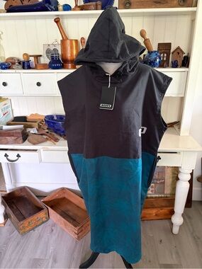 ION Hooded Changing Robe in Black and Teal